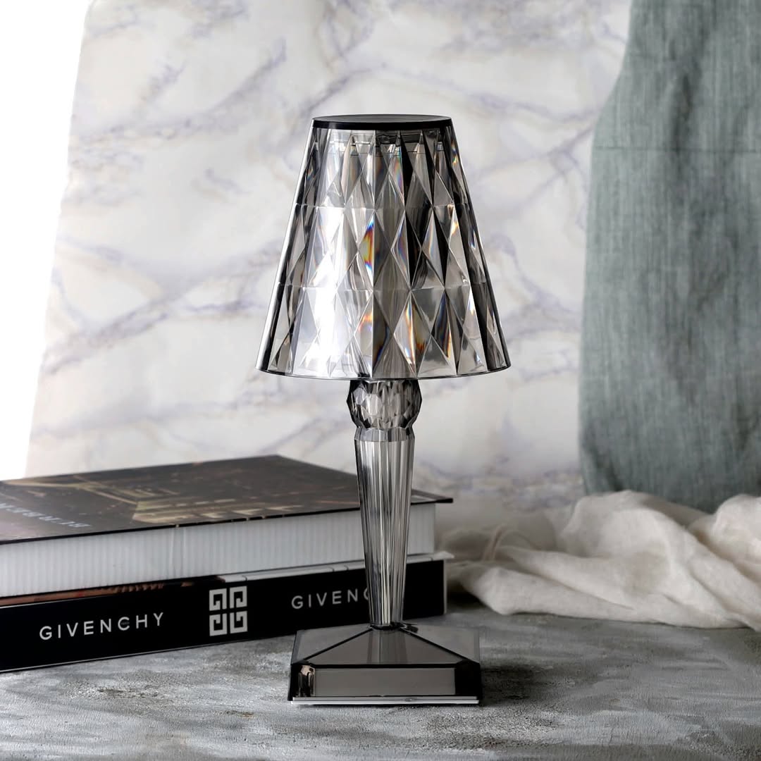 Lámpara elegante con acento de cristal, regulable y recargable para iluminación del hogar