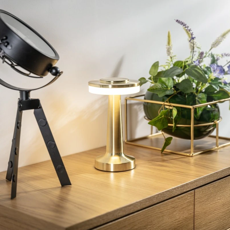 Lámpara de mesa portátil regulable con diseño retro elegante