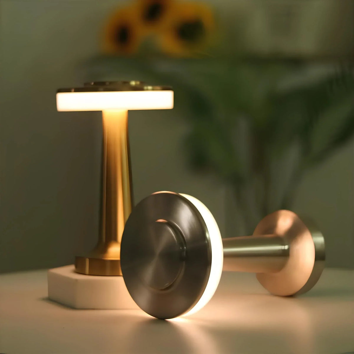 Lámpara de mesa portátil regulable con diseño retro elegante