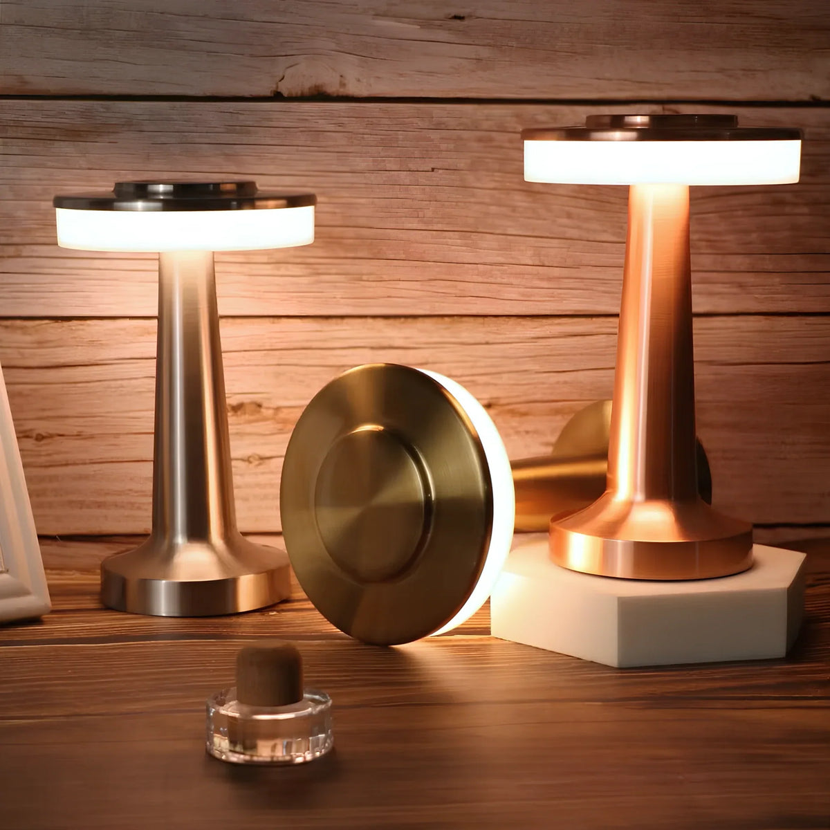 Lámpara de mesa portátil regulable con diseño retro elegante