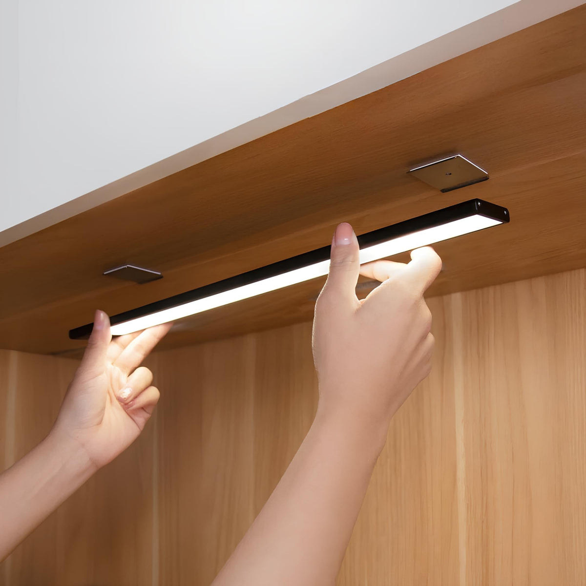 Barra de luz recargable inalámbrica con LED activado por movimiento para uso en interiores