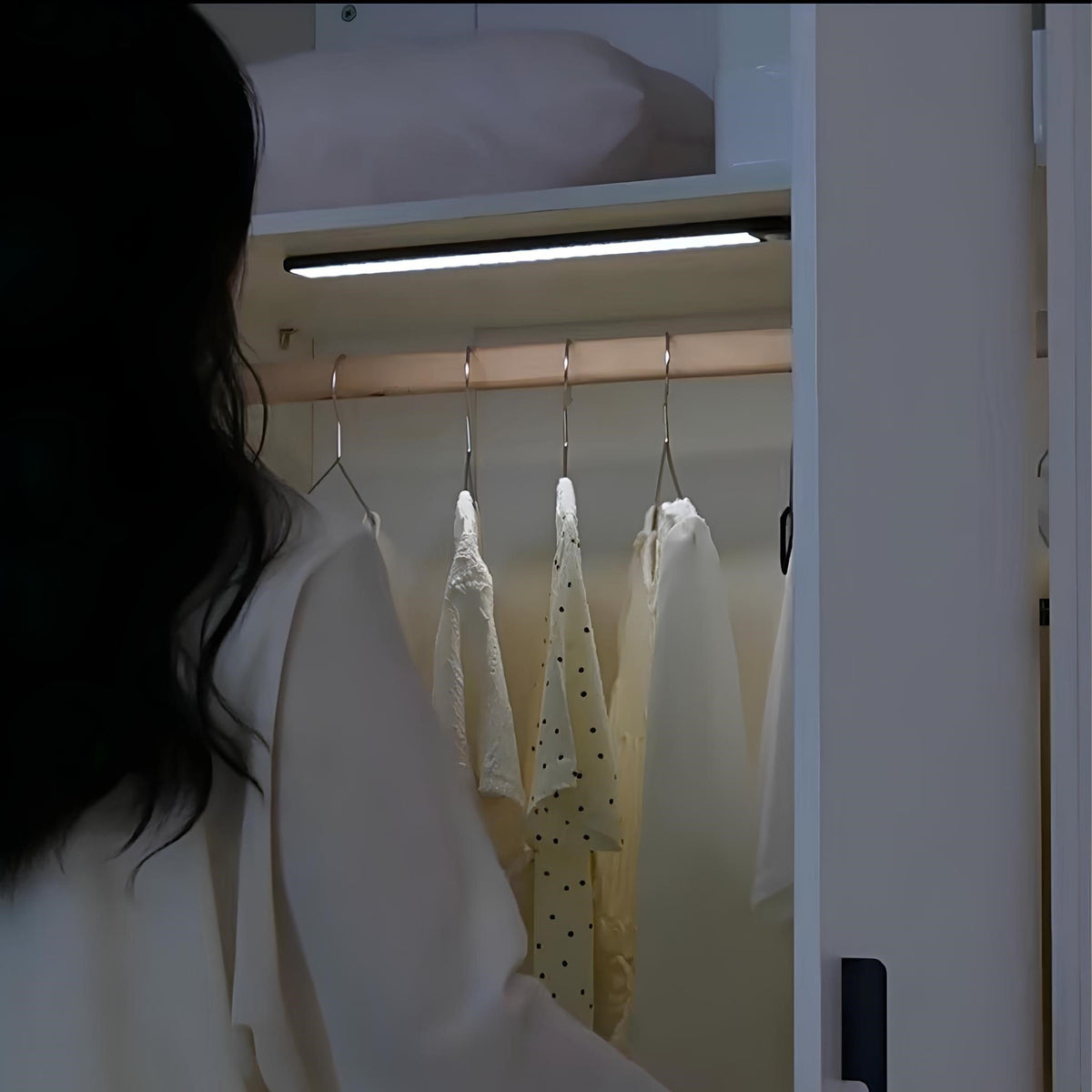 Barra de luz recargable inalámbrica con LED activado por movimiento para uso en interiores