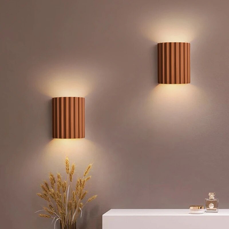 Lámpara de Pared Interior Moderna con Diseño Acanalado y Luz Direccional Arriba y Abajo
