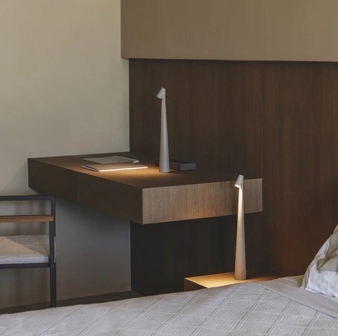 Lámpara de mesa portátil con brillo ajustable y diseño compacto