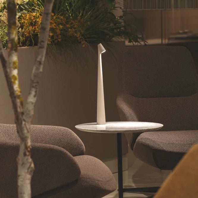 Lámpara de mesa portátil con brillo ajustable y diseño compacto