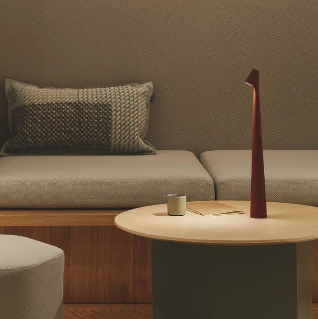 Lámpara de mesa portátil con brillo ajustable y diseño compacto