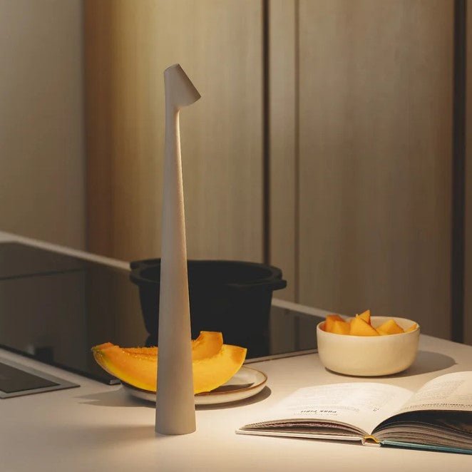 Lámpara de mesa portátil con brillo ajustable y diseño compacto