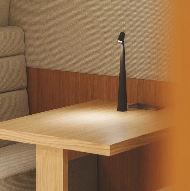 Lámpara de mesa portátil con brillo ajustable y diseño compacto