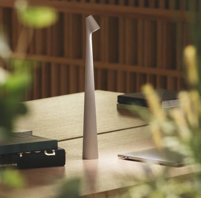 Lámpara de mesa portátil con brillo ajustable y diseño compacto