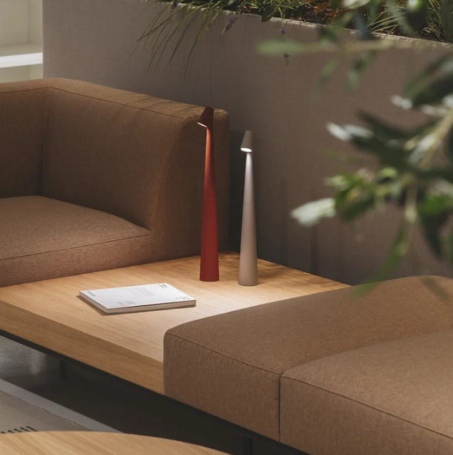 Lámpara de mesa portátil con brillo ajustable y diseño compacto
