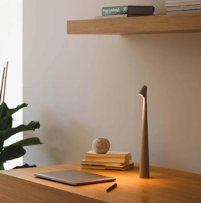 Lámpara de mesa portátil con brillo ajustable y diseño compacto
