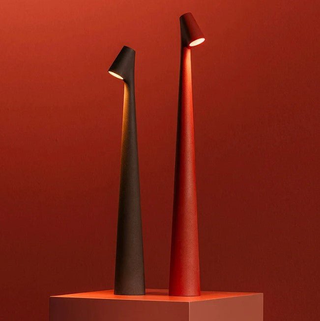 Lámpara de mesa portátil con brillo ajustable y diseño compacto