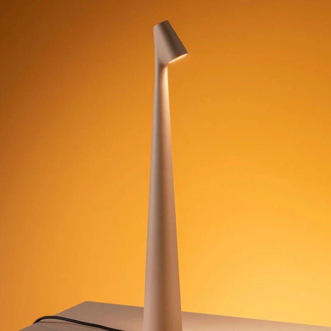 Lámpara de mesa portátil con brillo ajustable y diseño compacto
