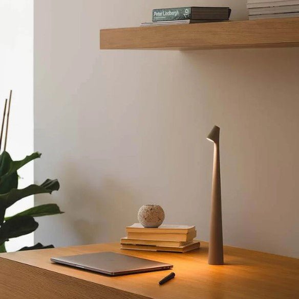 Lámpara de mesa portátil con brillo ajustable y diseño compacto