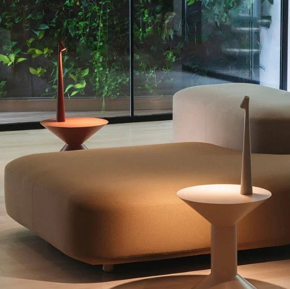 Lámpara de mesa portátil con brillo ajustable y diseño compacto