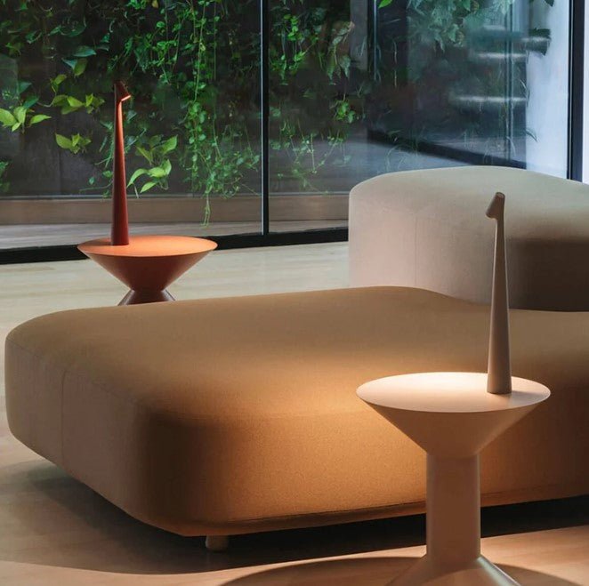 Lámpara de mesa portátil con brillo ajustable y diseño compacto