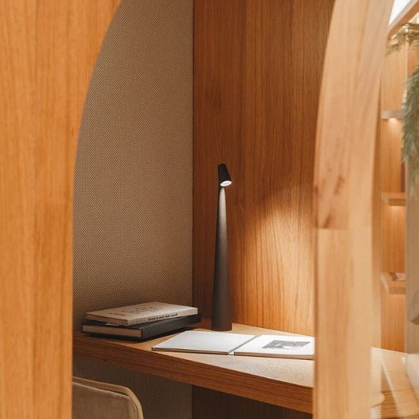 Lámpara de mesa portátil con brillo ajustable y diseño compacto