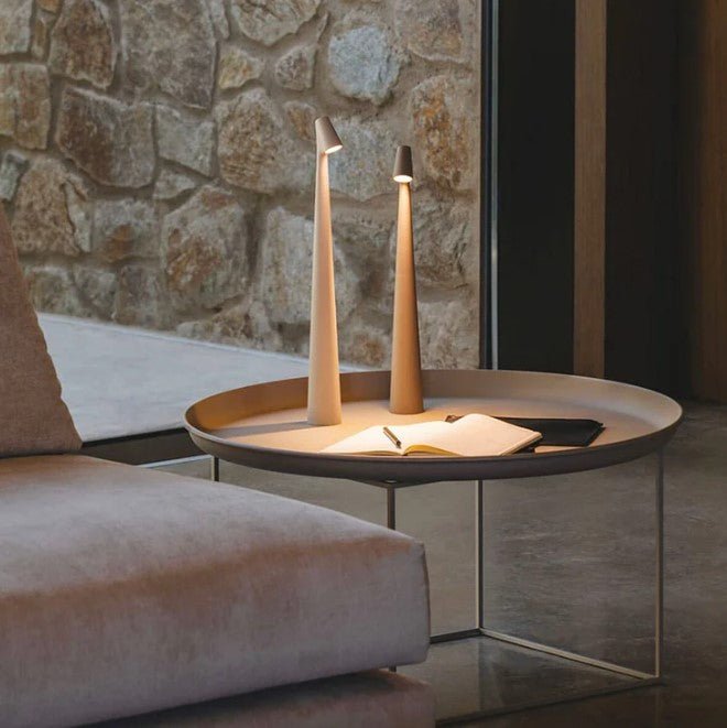 Lámpara de mesa portátil con brillo ajustable y diseño compacto
