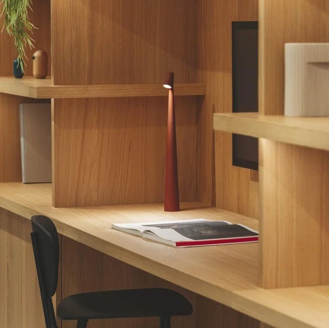 Lámpara de mesa portátil con brillo ajustable y diseño compacto