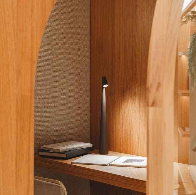 Lámpara de mesa portátil con brillo ajustable y diseño compacto