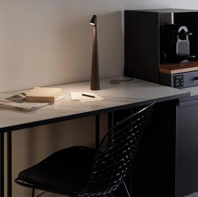 Lámpara de mesa portátil con brillo ajustable y diseño compacto