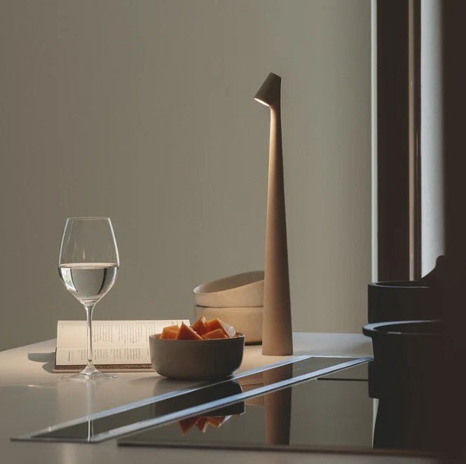 Lámpara de mesa portátil con brillo ajustable y diseño compacto