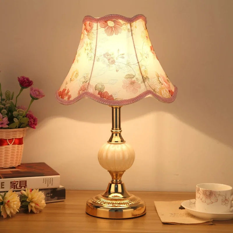 Lámpara de mesa estilo vintage con pantalla floral luz decorativa
