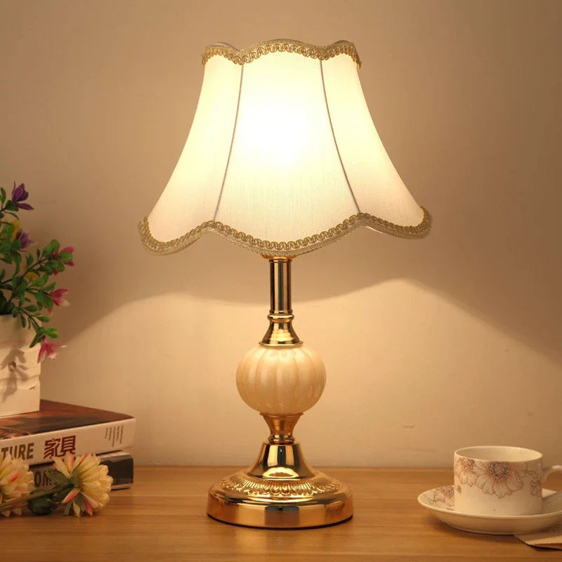 Lámpara de mesa estilo vintage con pantalla floral luz decorativa
