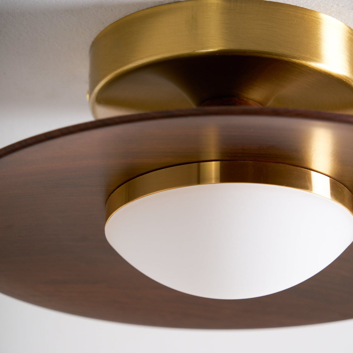 Luz de techo LED contemporánea con diseño compacto de montaje empotrado