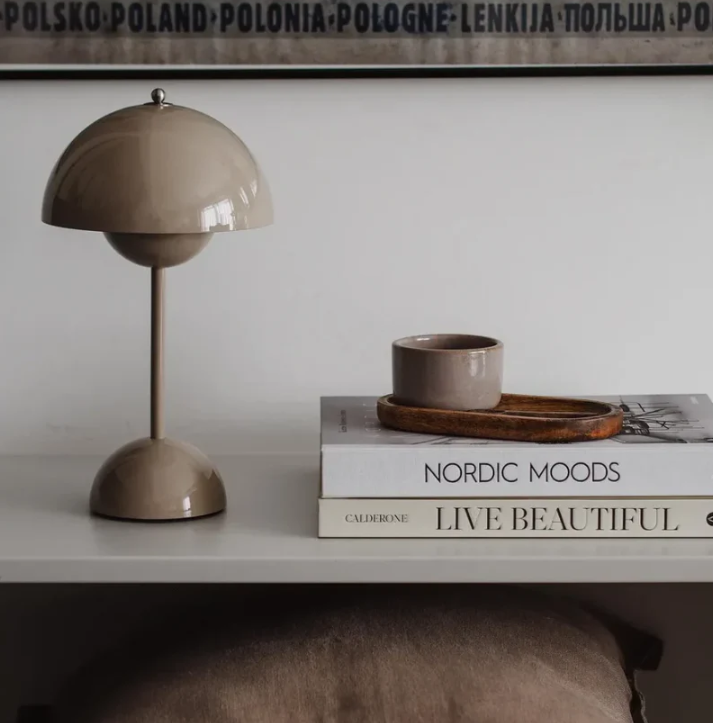 Lámpara de mesa Modern Touch con alimentación USB y brillo ajustable