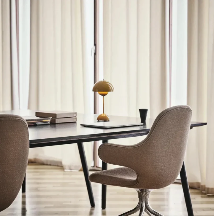 Lámpara de mesa Modern Touch con alimentación USB y brillo ajustable