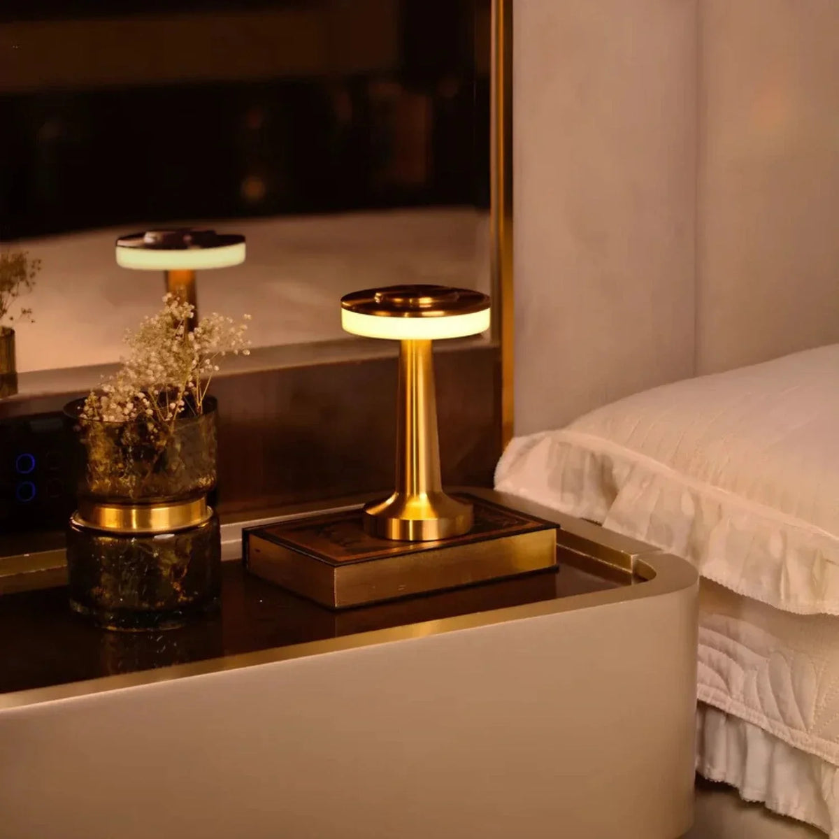Lámpara de mesa portátil regulable con diseño retro elegante