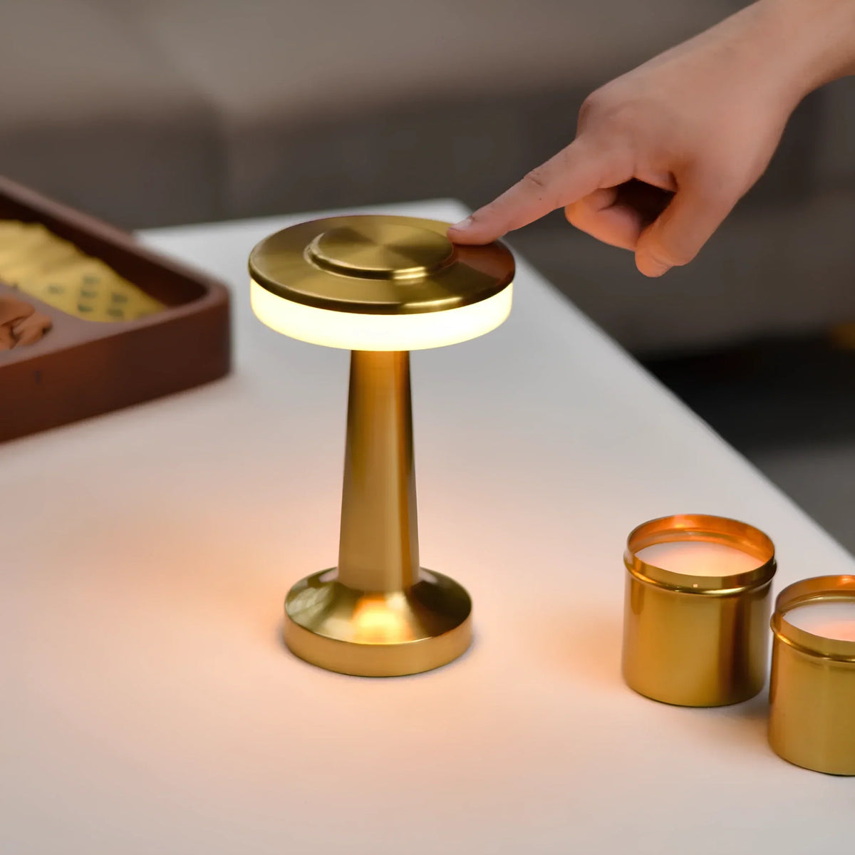 Lámpara de mesa portátil regulable con diseño retro elegante