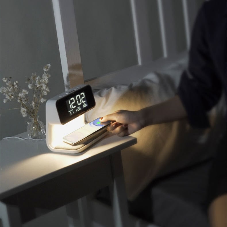 Despertador con estación de carga inalámbrica Qi para mesita de noche, pantalla LED digital y luz nocturna