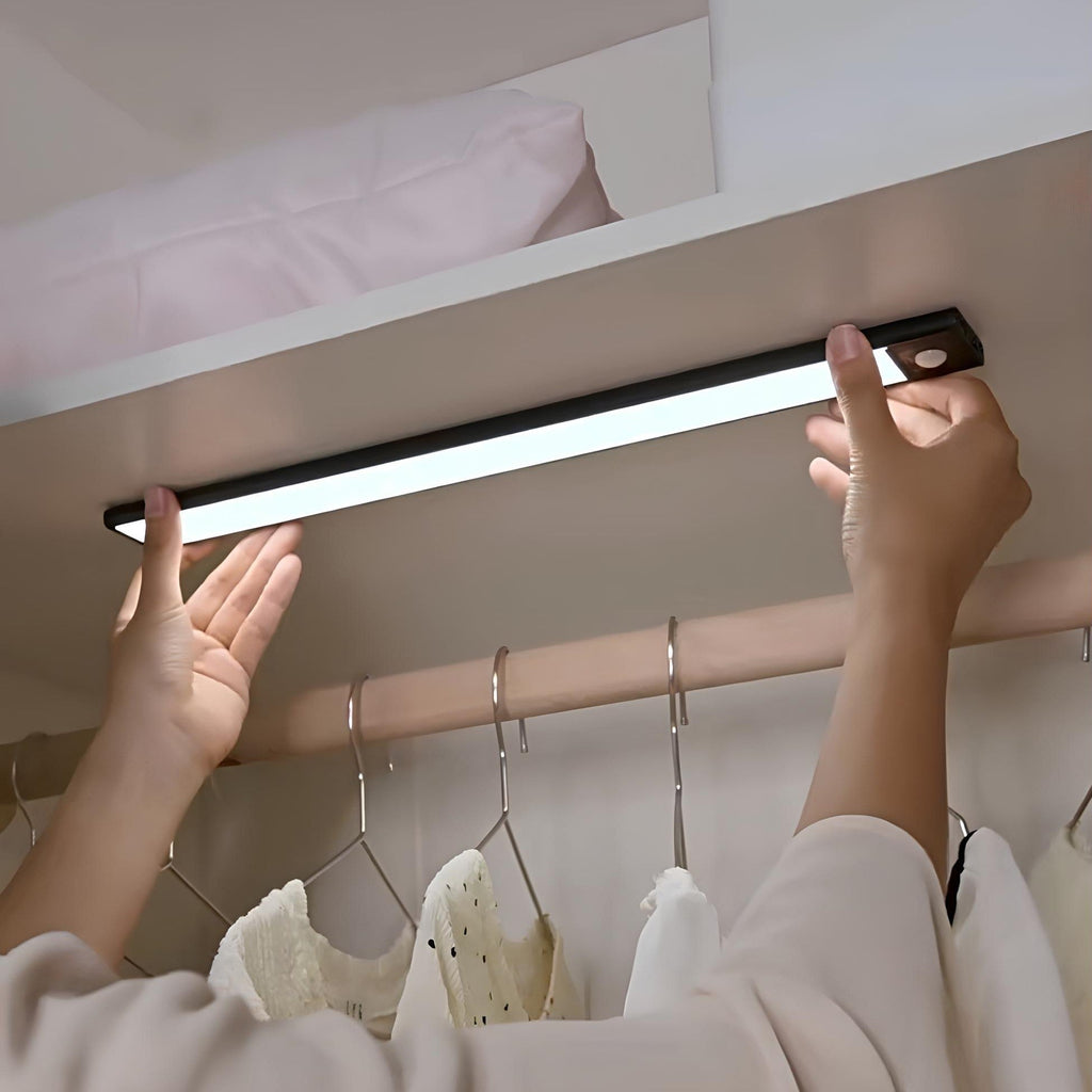 Barra de luz recargable inalámbrica con LED activado por movimiento para uso en interiores