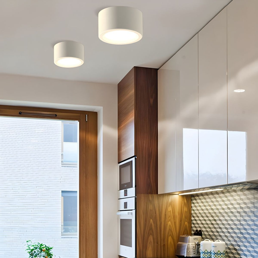 Lámpara LED de techo cilíndrica de montaje al ras con diseño moderno e iluminación energéticamente eficiente