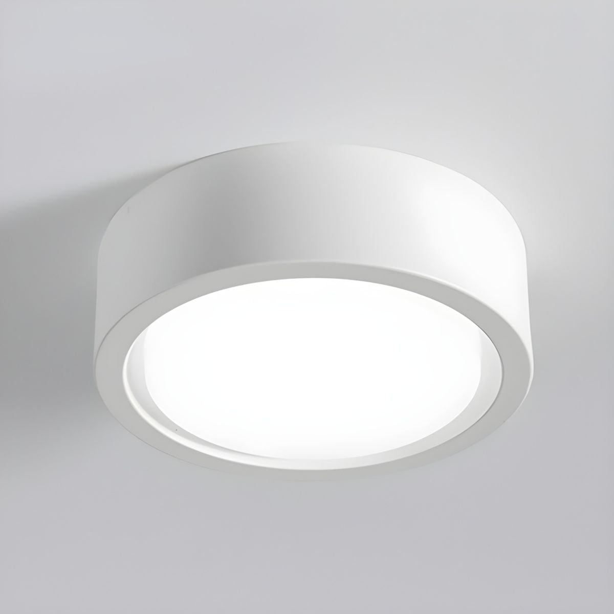 Lámpara LED de techo cilíndrica de montaje al ras con diseño moderno e iluminación energéticamente eficiente