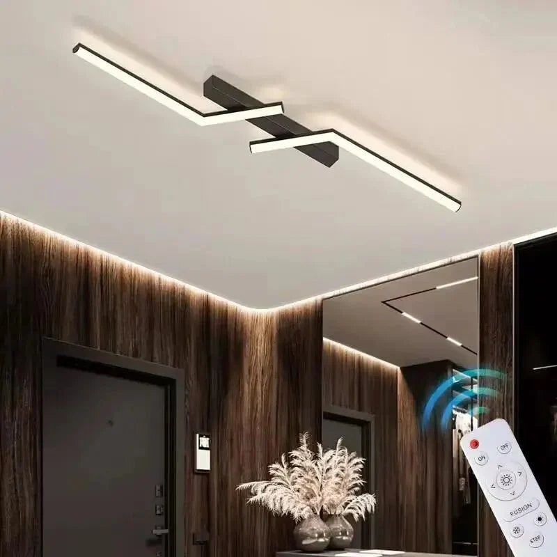 Lámpara de techo LED lineal de montaje al ras, con control remoto y diseño regulable.