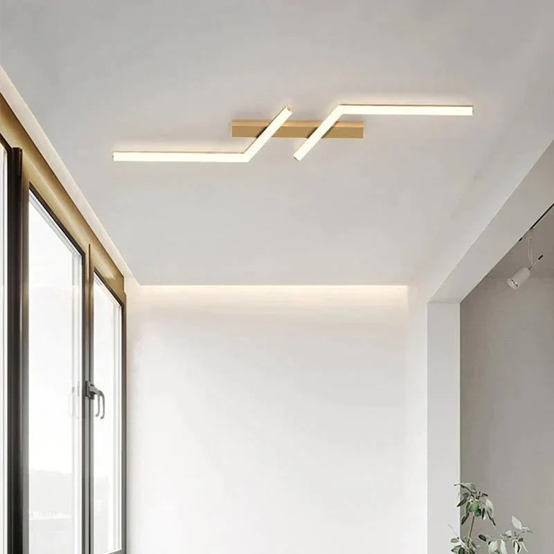 Lámpara de techo LED lineal de montaje al ras, con control remoto y diseño regulable.