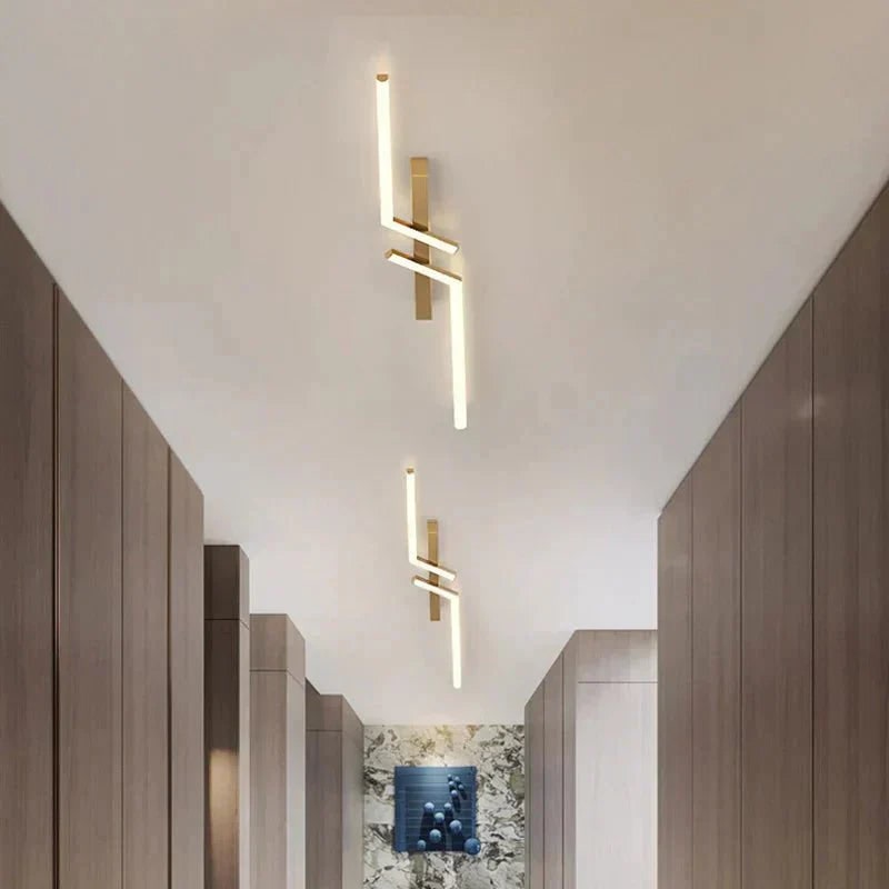 Lámpara de techo LED lineal de montaje al ras, con control remoto y diseño regulable.