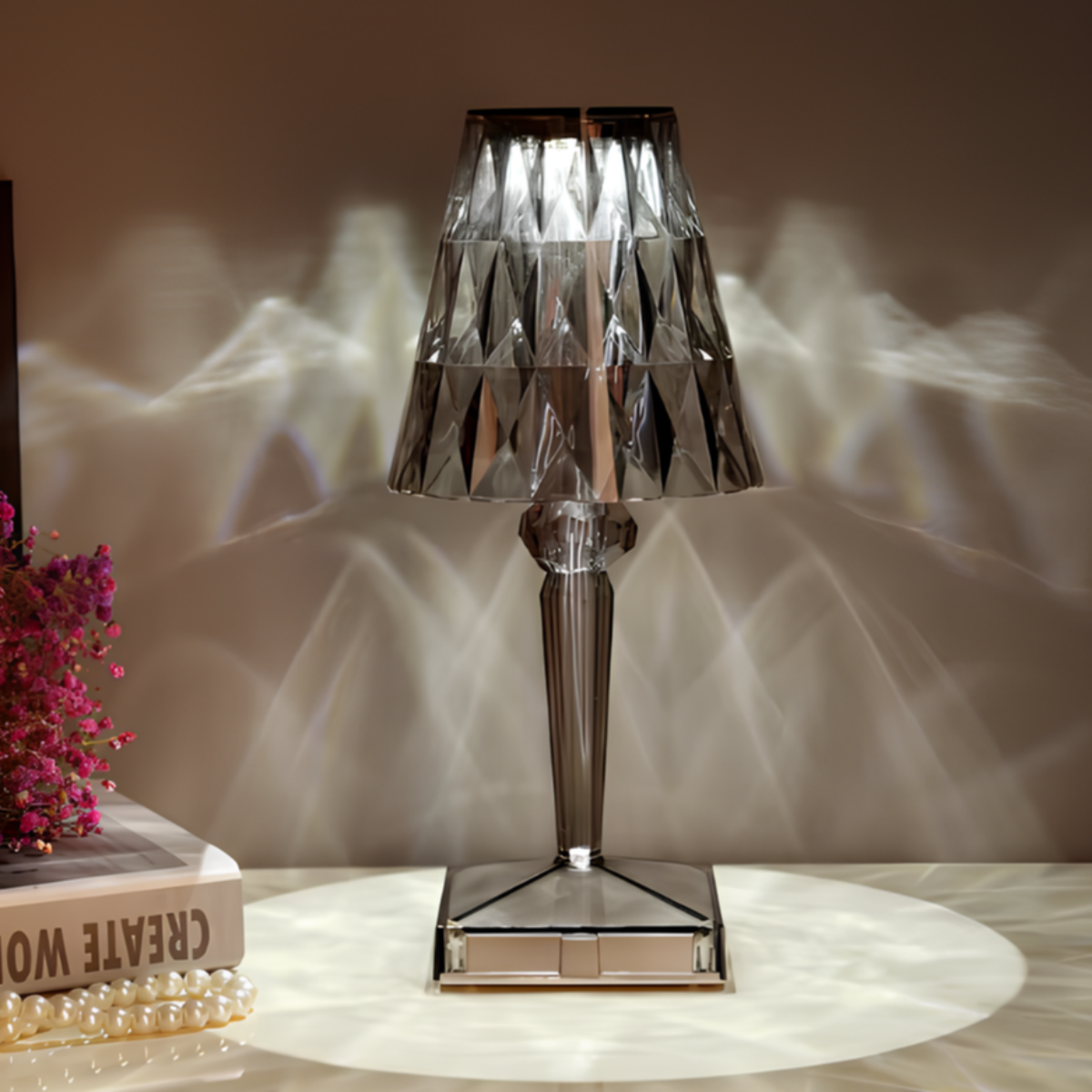Lámpara elegante con acento de cristal, regulable y recargable para iluminación del hogar