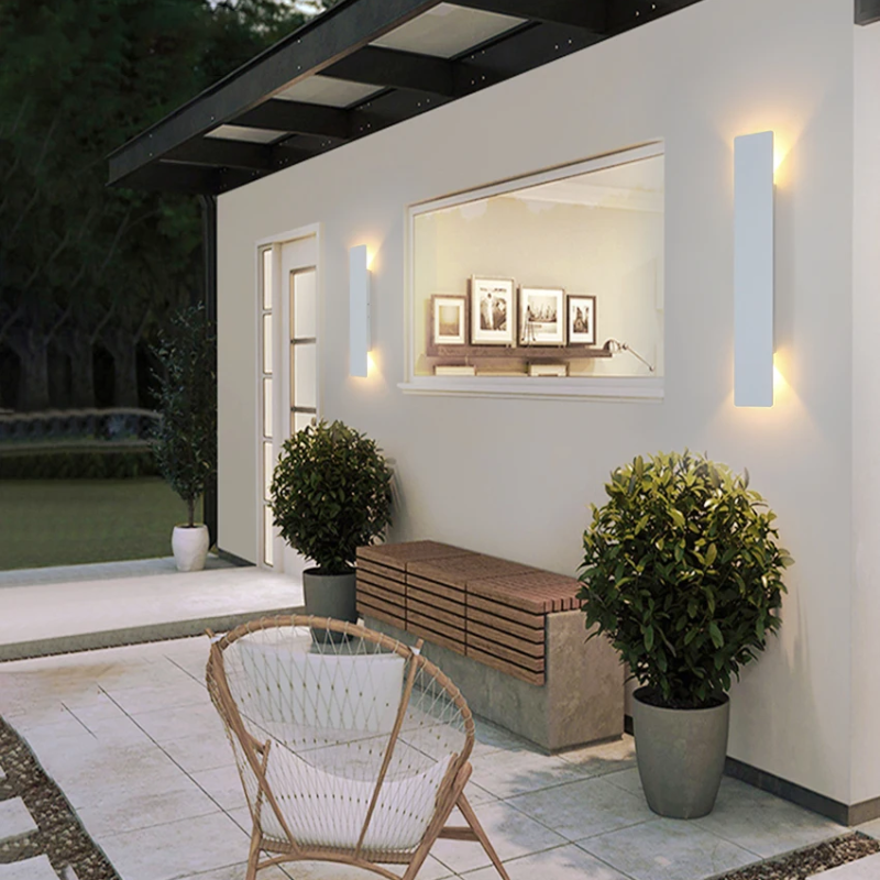Luz de pared LED exterior elegante y moderna con iluminación hacia arriba y hacia abajo