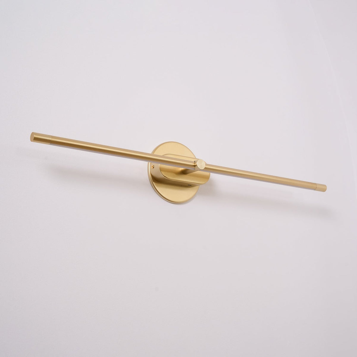 Aplique de pared moderno lineal a batería, con LED recargable inalámbrico y diseño minimalista