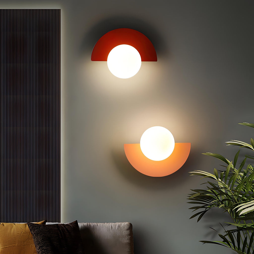 Aplique de pared moderno con globo esmerilado y placa posterior semicircular, con conexión eléctrica fija