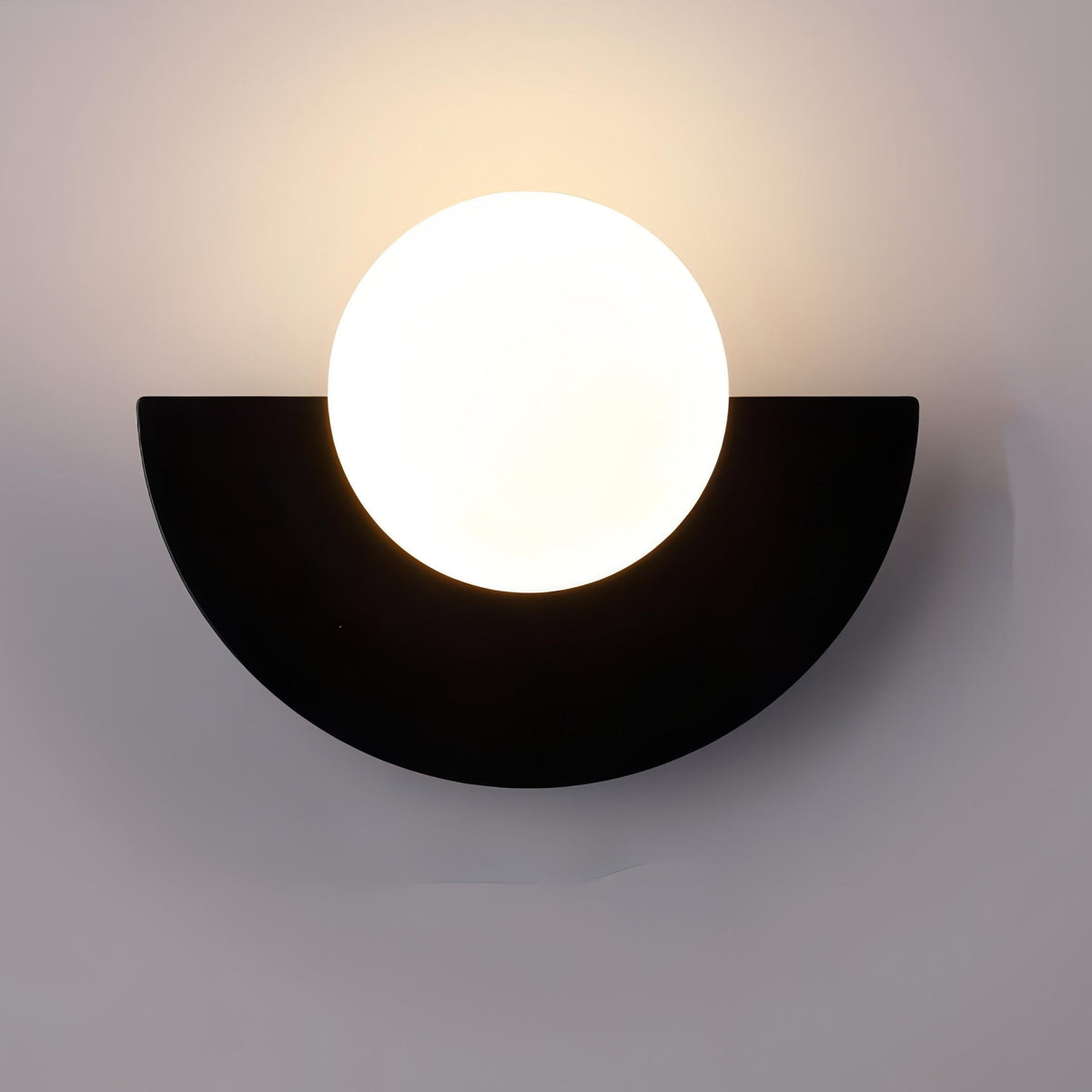 Aplique de pared moderno con globo esmerilado y placa posterior semicircular, con conexión eléctrica fija