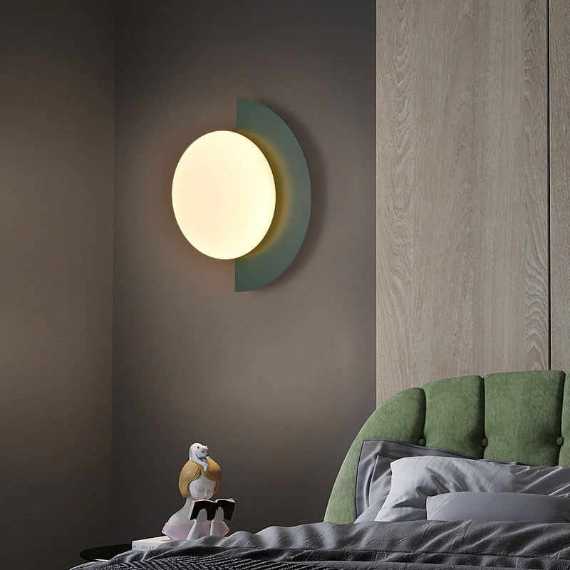 Aplique de pared moderno con globo esmerilado y placa posterior semicircular, con conexión eléctrica fija