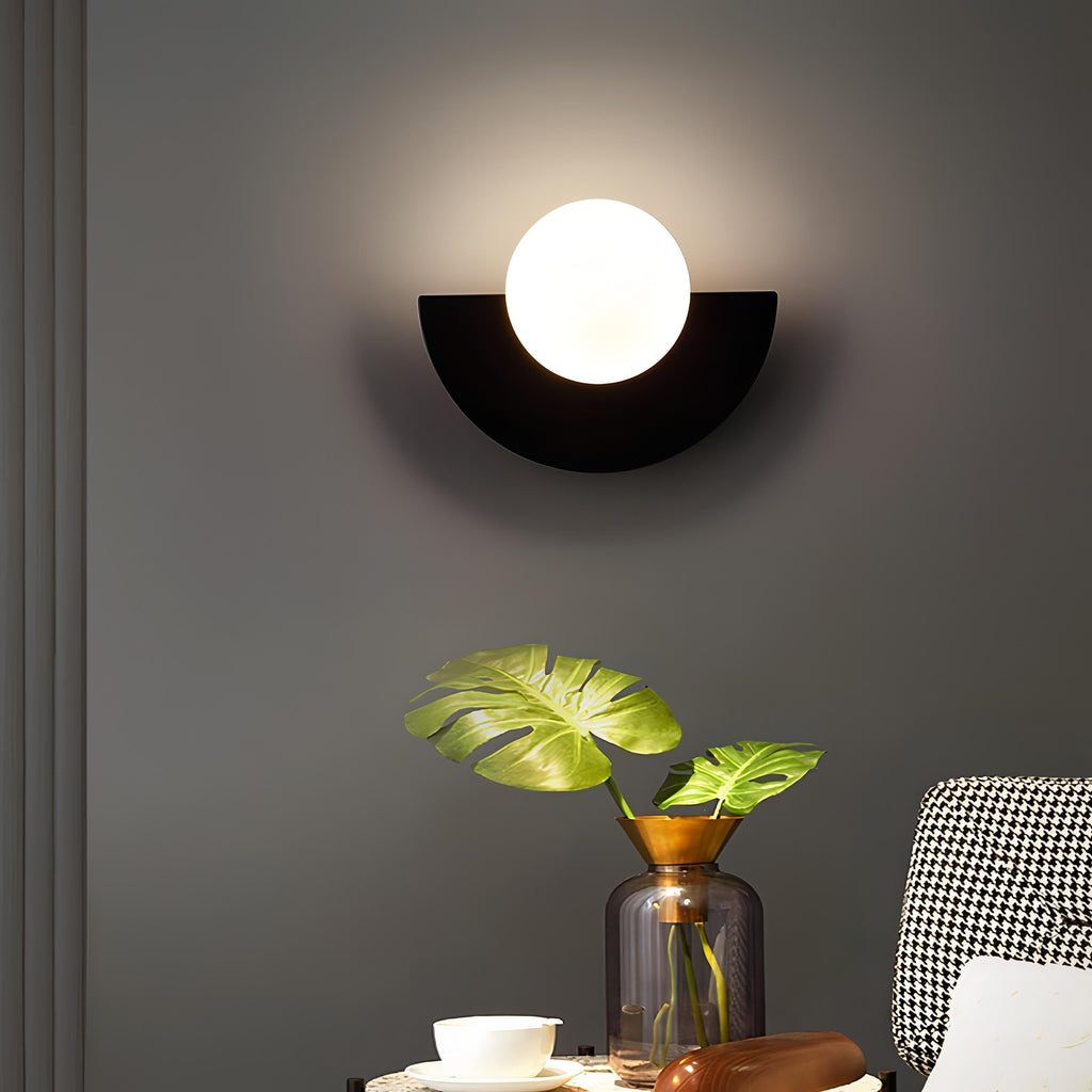Aplique de pared moderno con globo esmerilado y placa posterior semicircular, con conexión eléctrica fija