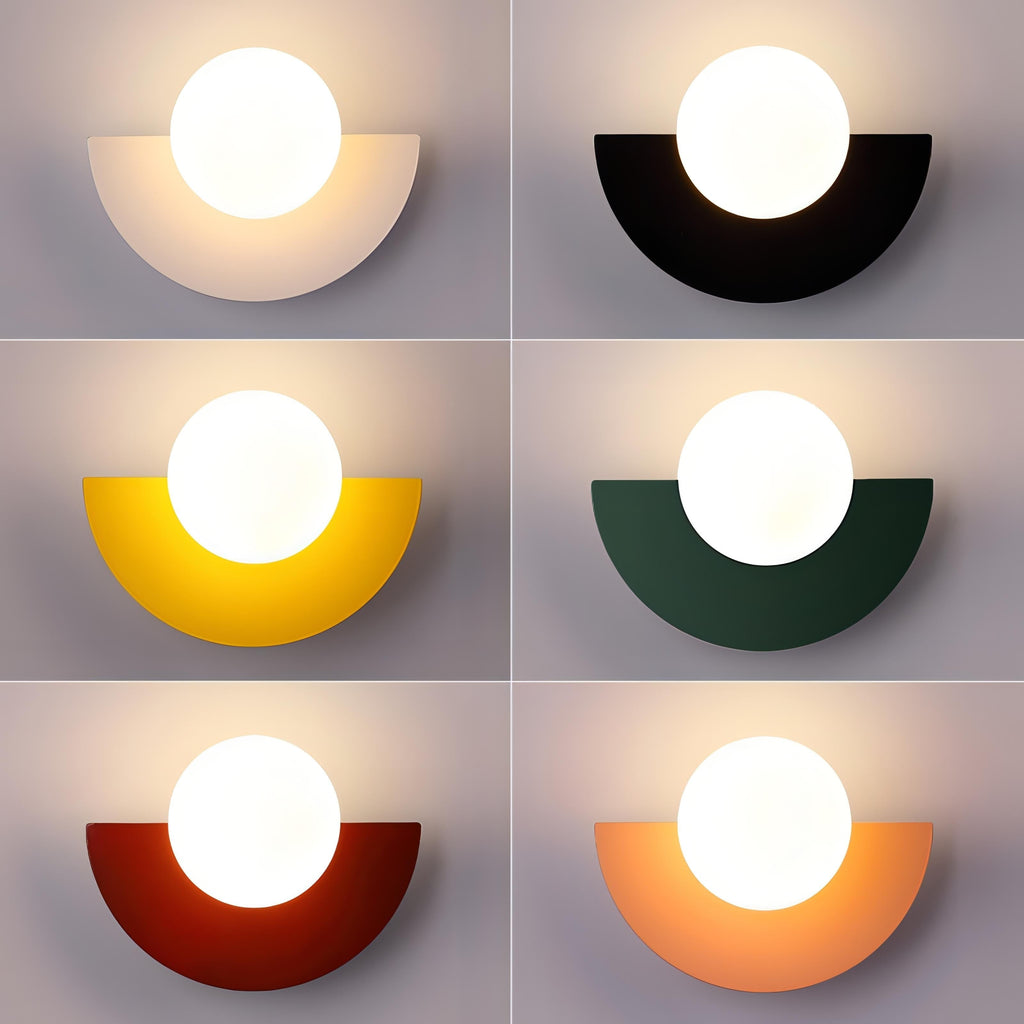 Aplique de pared moderno con globo esmerilado y placa posterior semicircular, con conexión eléctrica fija