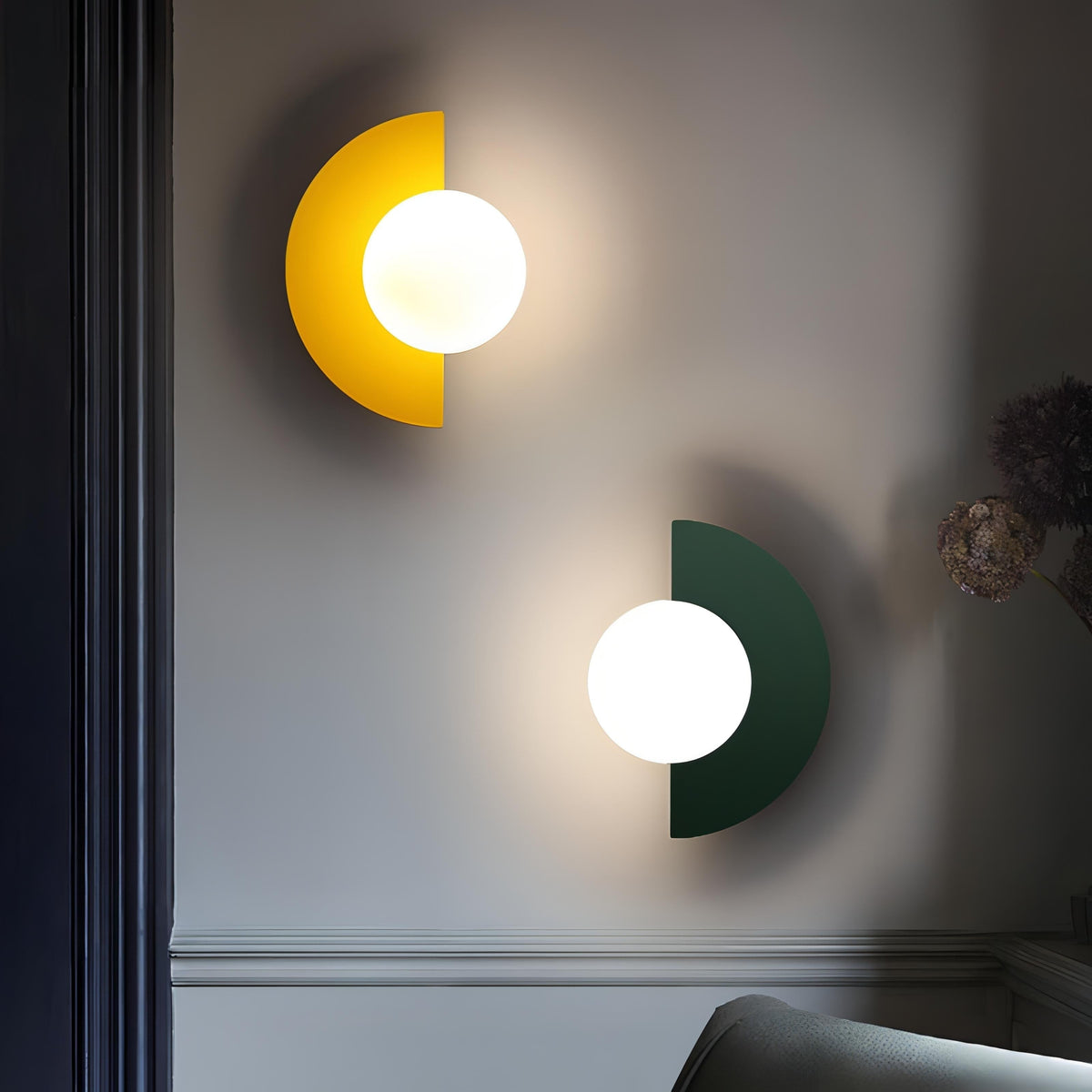 Aplique de pared moderno con globo esmerilado y placa posterior semicircular, con conexión eléctrica fija