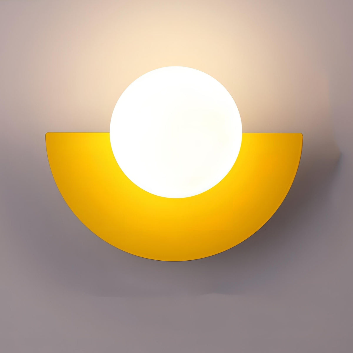 Aplique de pared moderno con globo esmerilado y placa posterior semicircular, con conexión eléctrica fija